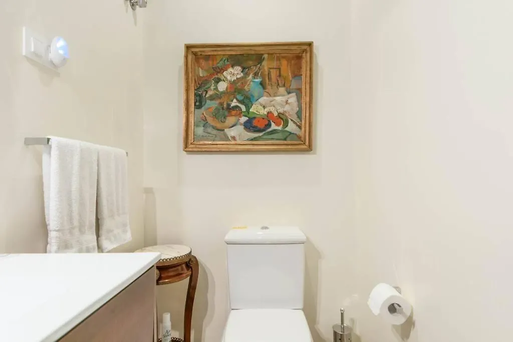 Explore City Center From An Elegant Urban Retreat バルセロナ アパート