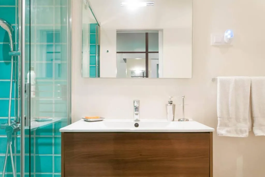 Explore City Center From An Elegant Urban Retreat バルセロナ