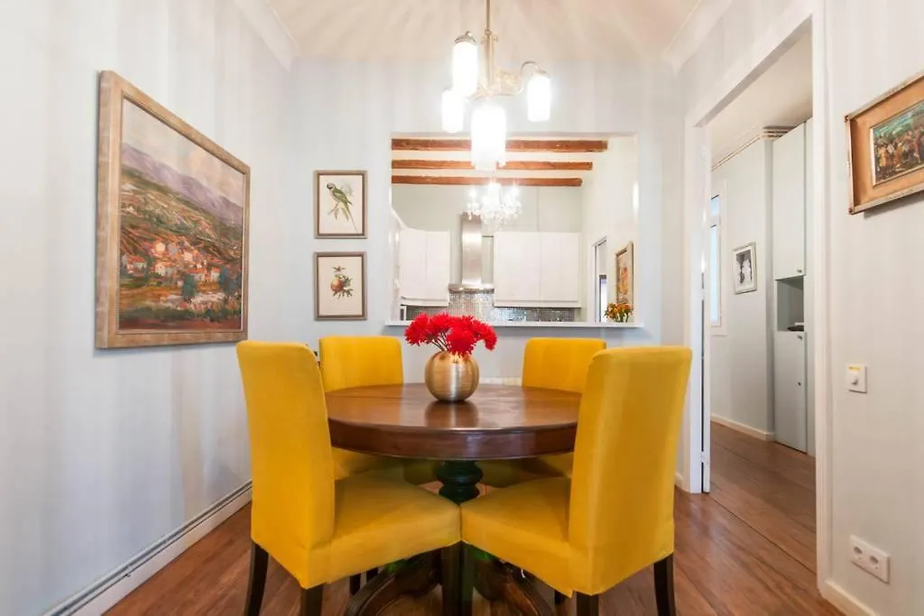 Explore City Center From An Elegant Urban Retreat バルセロナ