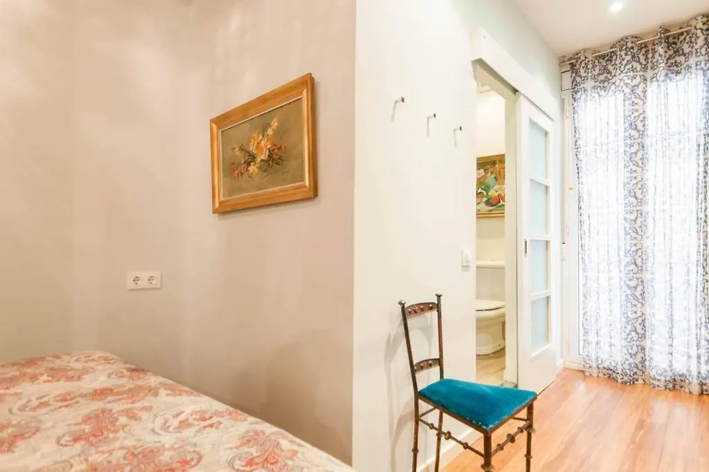 Explore City Center From An Elegant Urban Retreat バルセロナ
